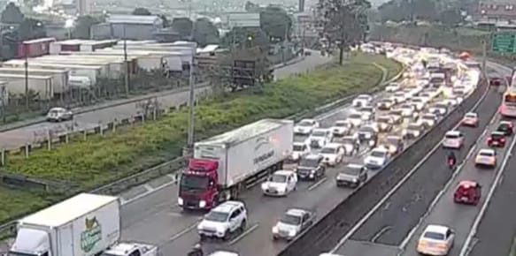  Acidente envolvendo ônibus e caminhão causa congestionamento na Dom Gabriel